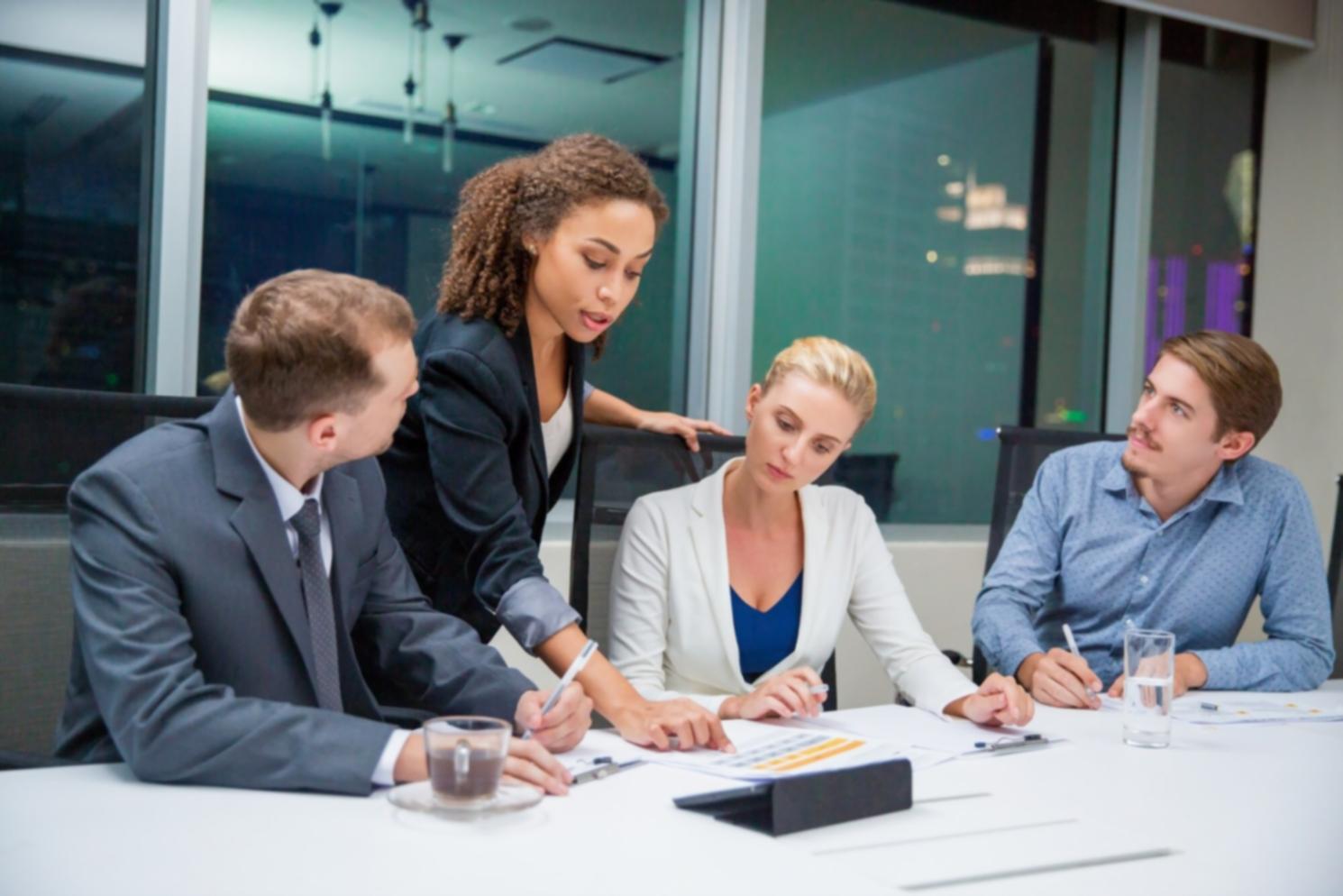 Professionelle Finanzberatung in modernem Büro